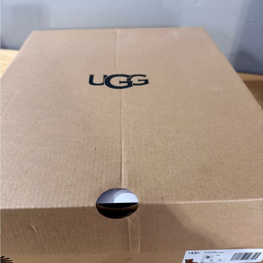 UGG Bailey Button II Boots – Women’s Size 9 - Picture 5 of 8